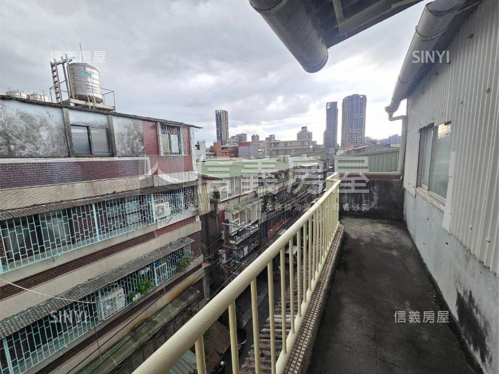 板橋車站邊間公寓頂加Ａ房屋室內格局與周邊環境