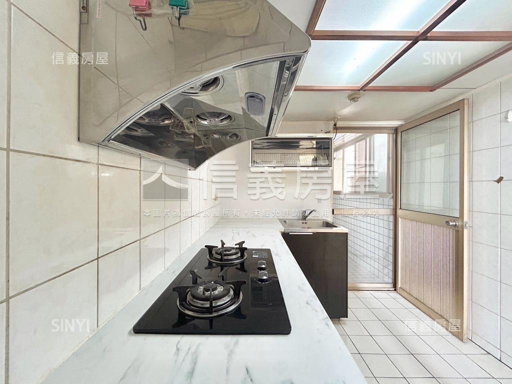 鴻儒天下三房稀有平面車位房屋室內格局與周邊環境