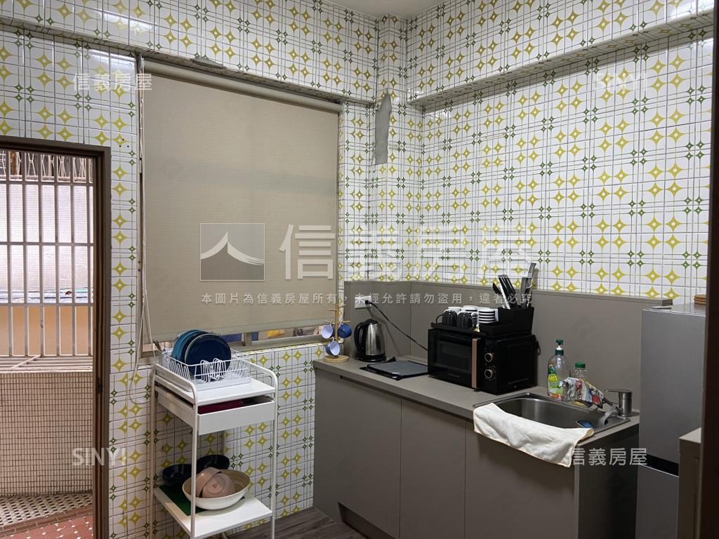 捷運旁美麗二樓大空間房屋室內格局與周邊環境