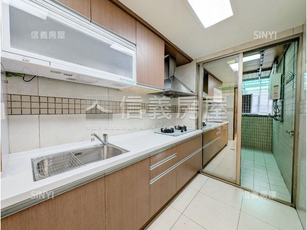 富貴名第四房附坡平車位房屋室內格局與周邊環境