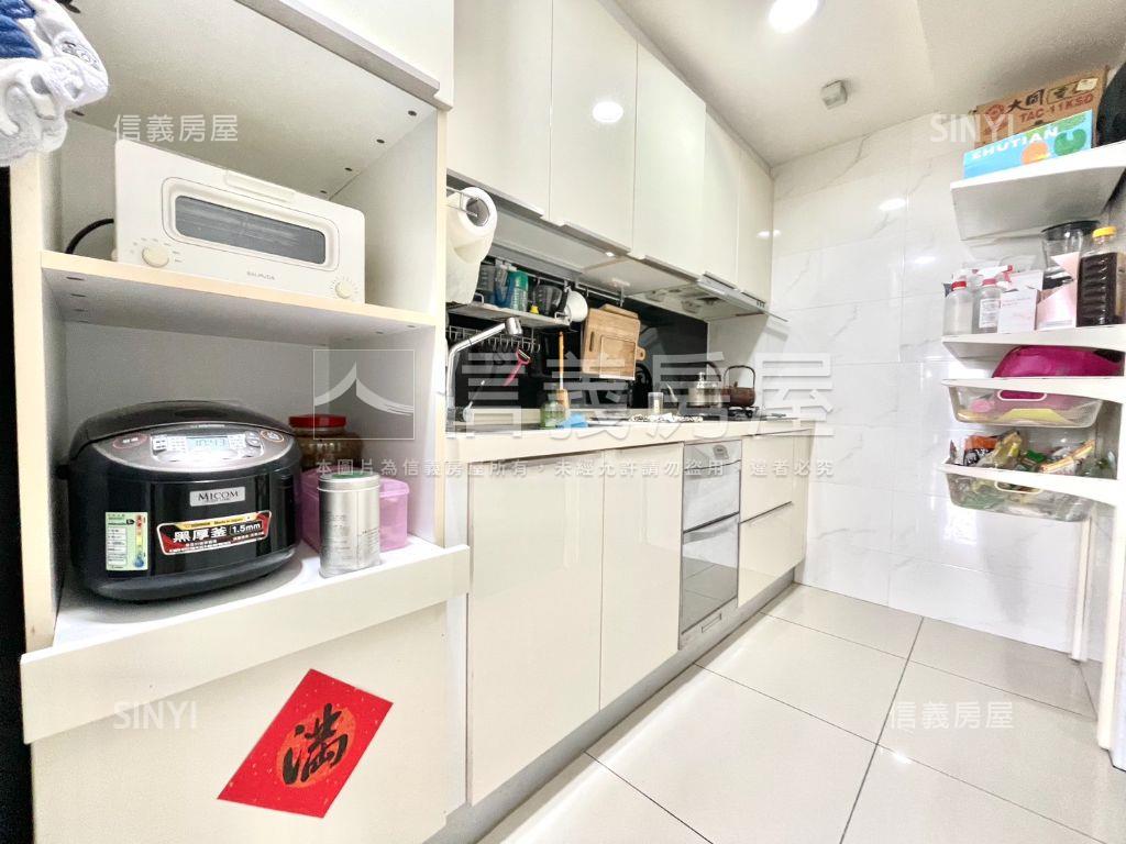 彩虹城２次頂樓三房平車房屋室內格局與周邊環境