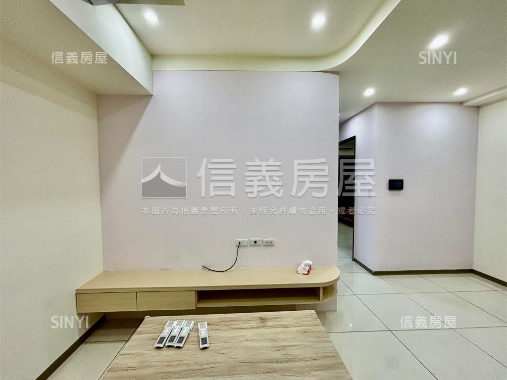 鳳凰冠３房高樓平移車位房屋室內格局與周邊環境