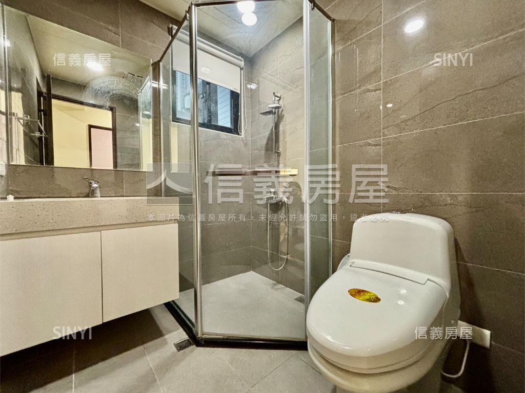 鳳凰冠３房高樓平移車位房屋室內格局與周邊環境