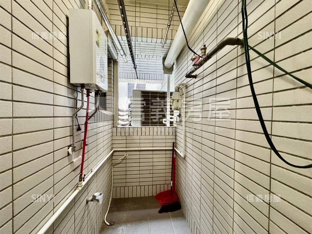 鳳凰冠３房高樓平移車位房屋室內格局與周邊環境