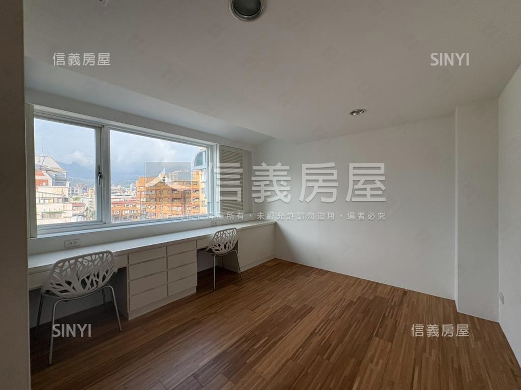 第一社區稀有頂樓戶房屋室內格局與周邊環境