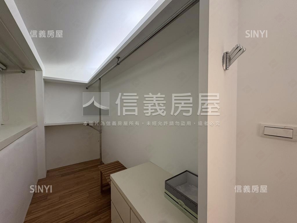 第一社區稀有頂樓戶房屋室內格局與周邊環境