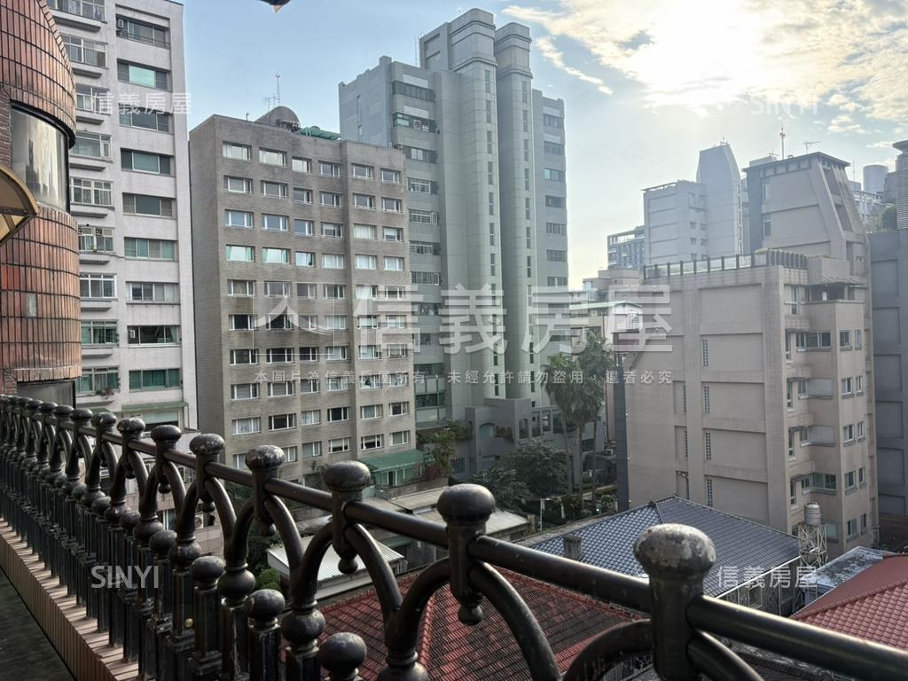 第一社區稀有頂樓戶房屋室內格局與周邊環境