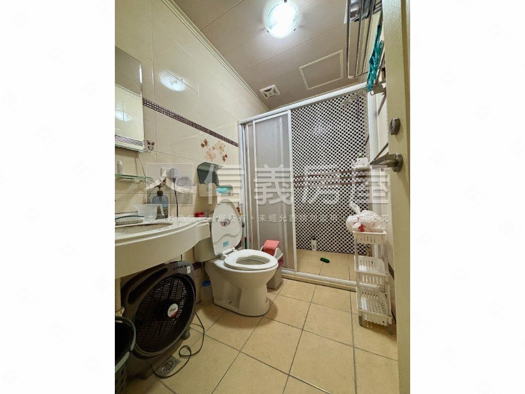 中興商圈震後臨路車庫透天房屋室內格局與周邊環境