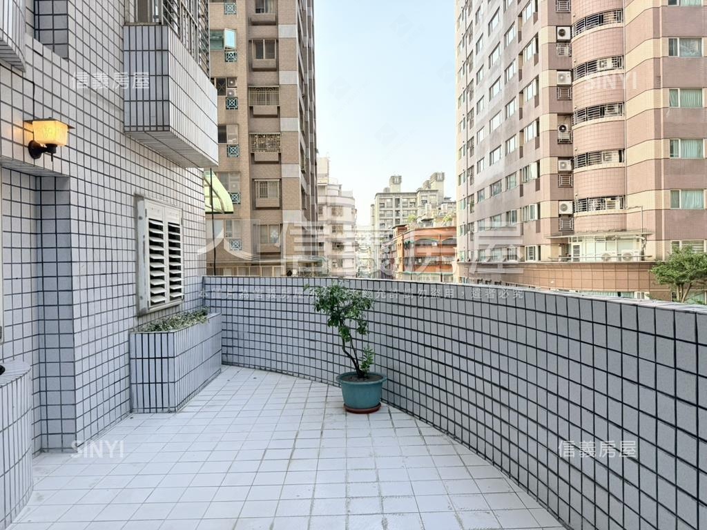 專任★陽明凱旋４房車位房屋室內格局與周邊環境