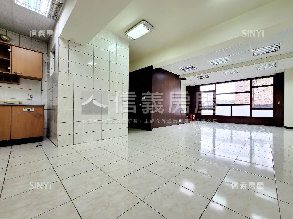 仁愛特區挑高店辦房屋室內格局與周邊環境