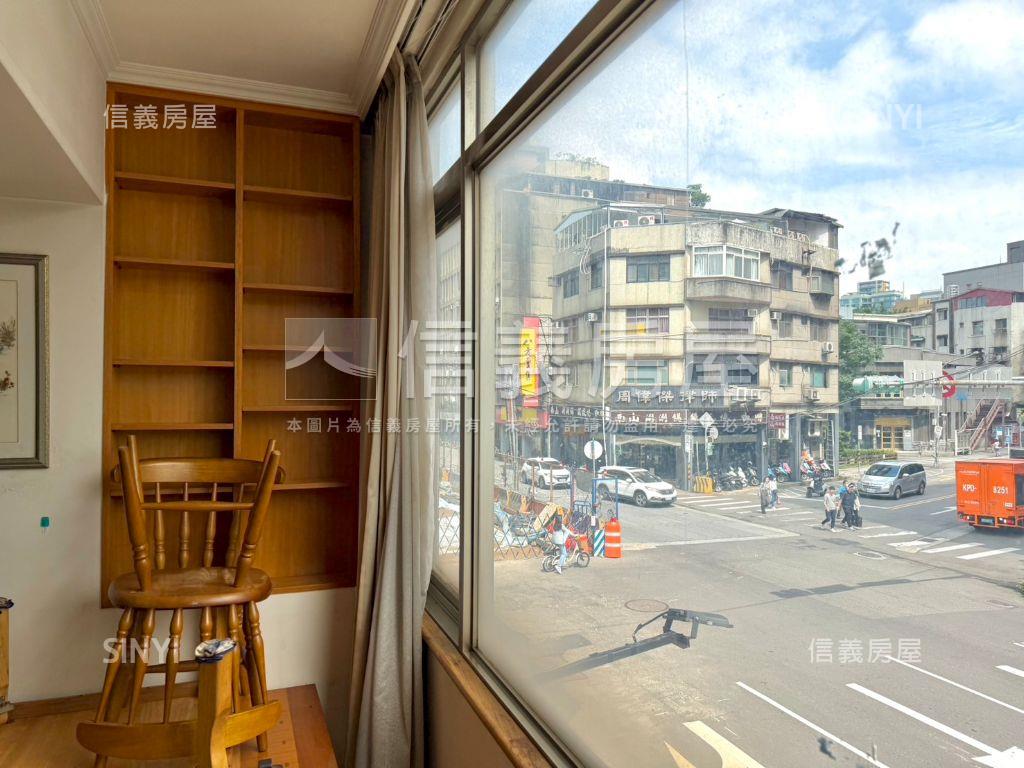 紀念堂採光三房坡平車位房屋室內格局與周邊環境