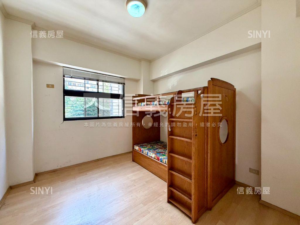 紀念堂採光三房坡平車位房屋室內格局與周邊環境