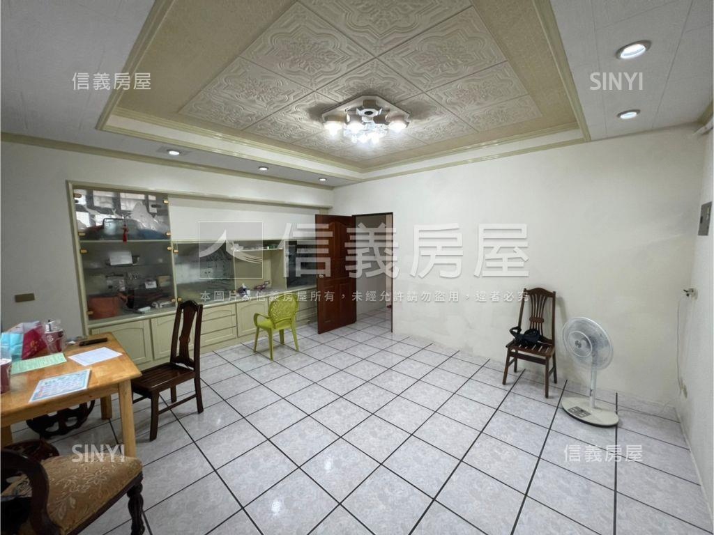 近信義國小邊間三角窗透天房屋室內格局與周邊環境