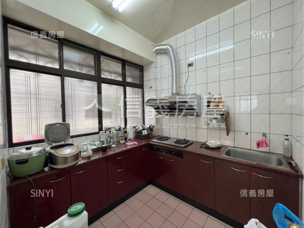 近信義國小邊間三角窗透天房屋室內格局與周邊環境