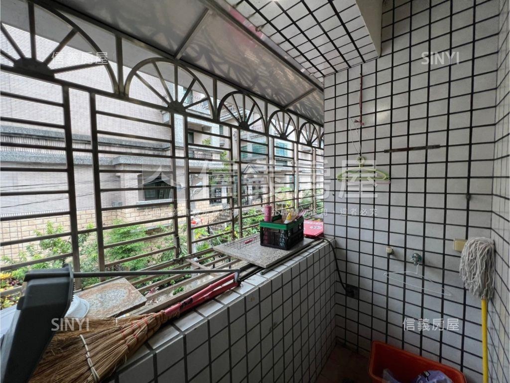 近信義國小邊間三角窗透天房屋室內格局與周邊環境