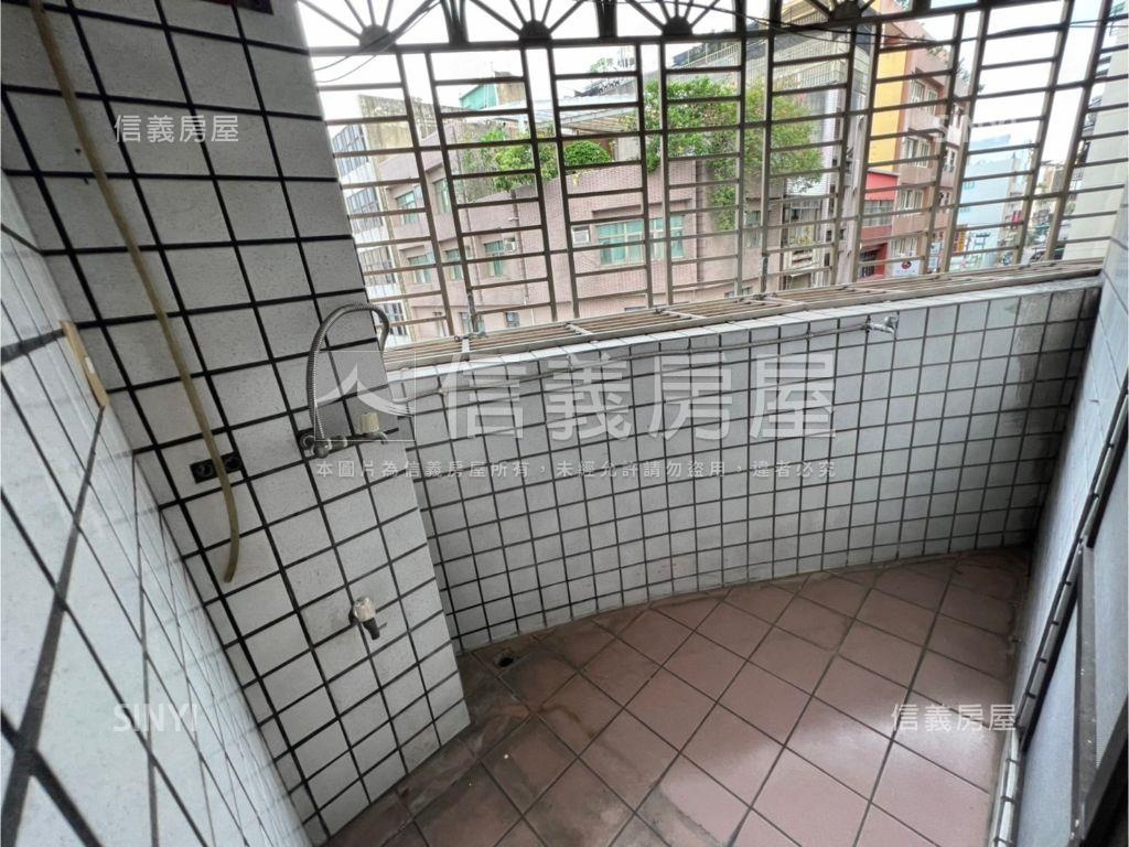 近信義國小邊間三角窗透天房屋室內格局與周邊環境