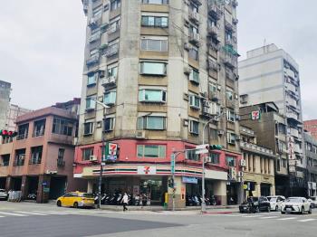 ７－１１三角窗金店面