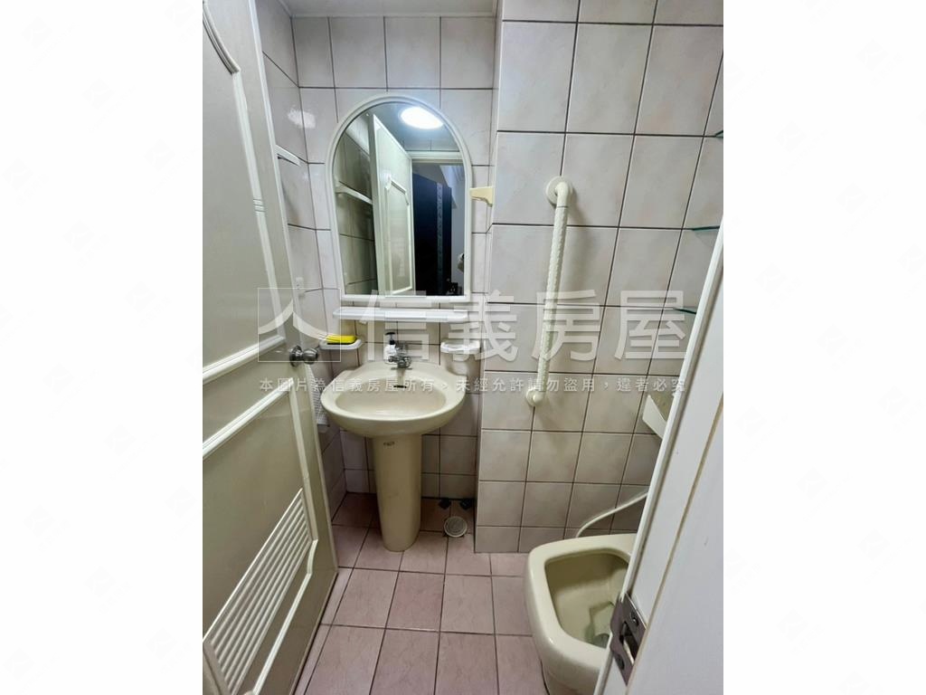 捷運華廈稀有電梯三房房屋室內格局與周邊環境