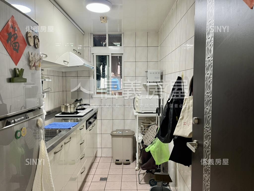 捷運華廈稀有電梯三房房屋室內格局與周邊環境