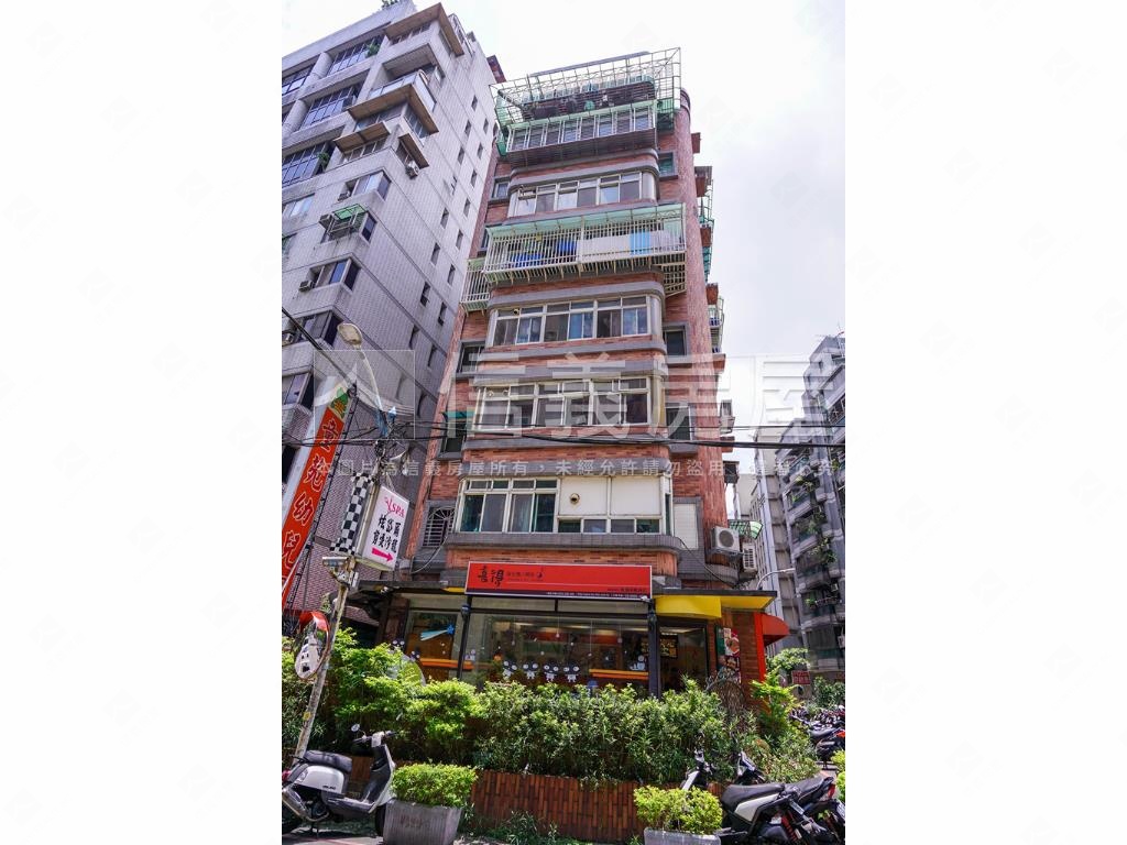 捷運華廈稀有電梯三房房屋室內格局與周邊環境