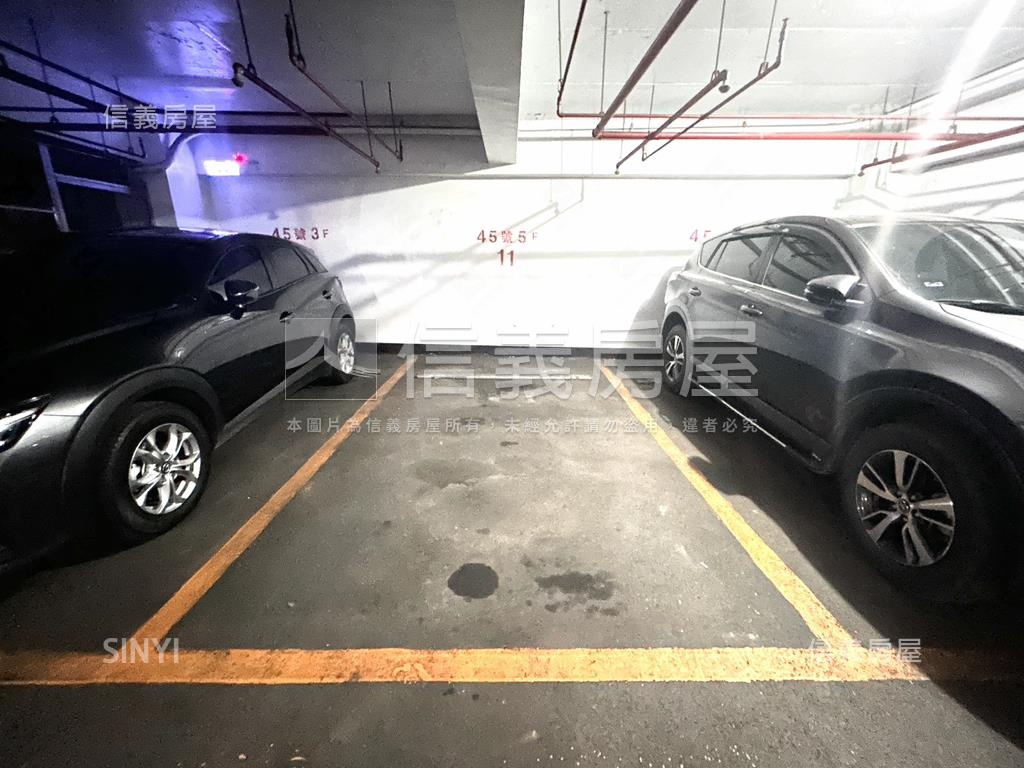 豪華登寶名廈３房車位房屋室內格局與周邊環境