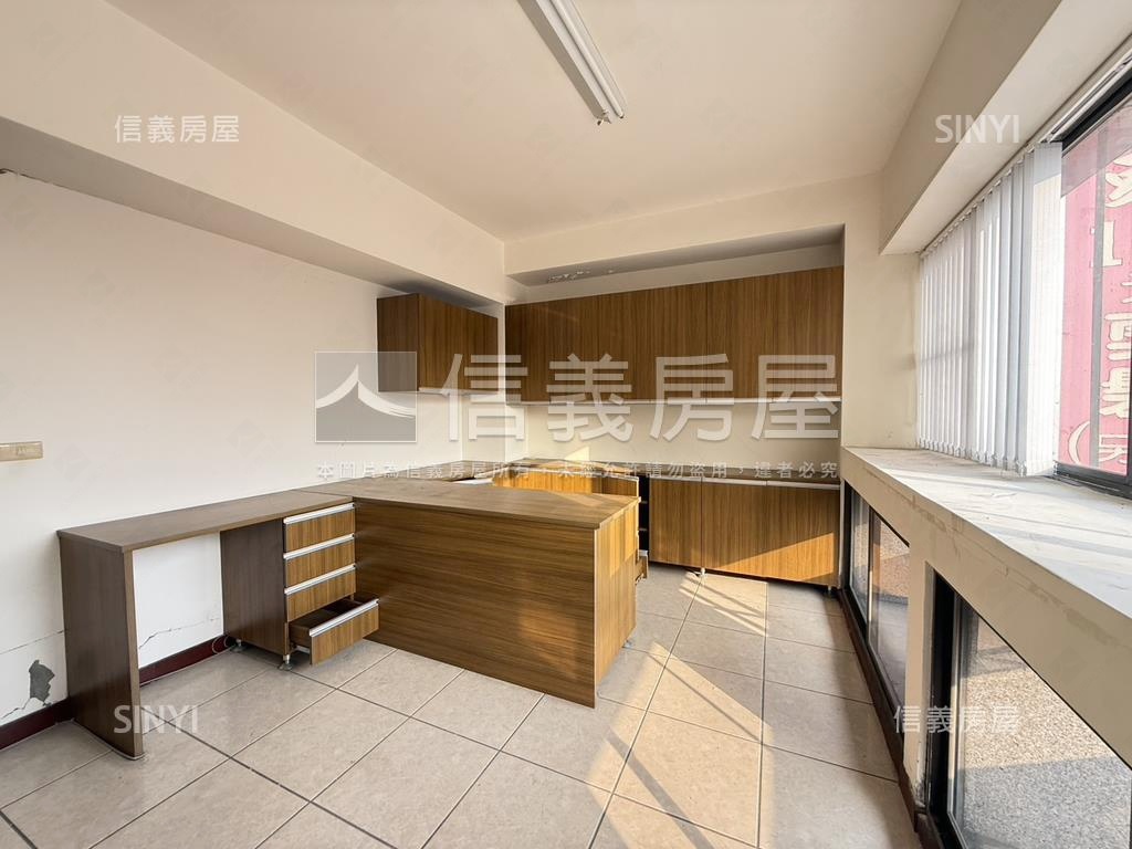 正中央路顯眼店面房屋室內格局與周邊環境