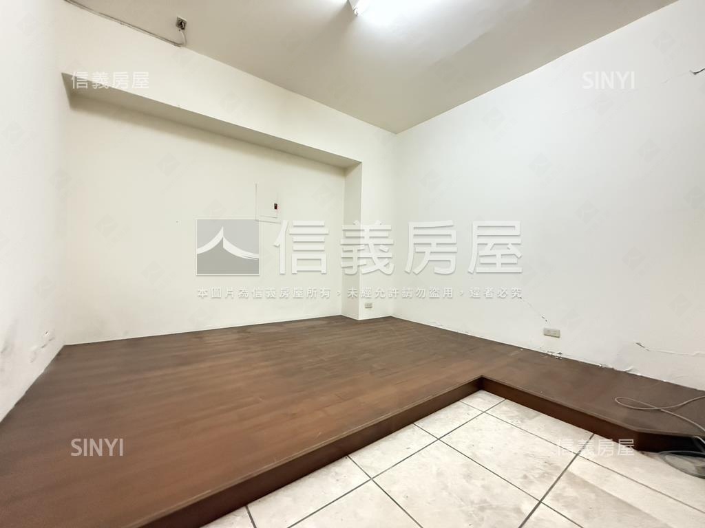 正中央路顯眼店面房屋室內格局與周邊環境