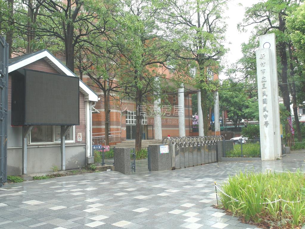 專委近巨城大３房車位房屋室內格局與周邊環境