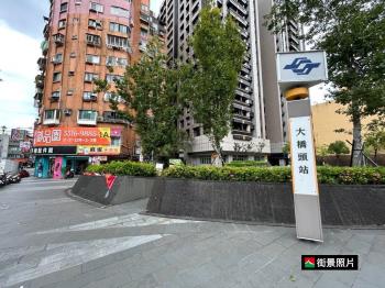 ＄正＄捷運站口三角窗金店