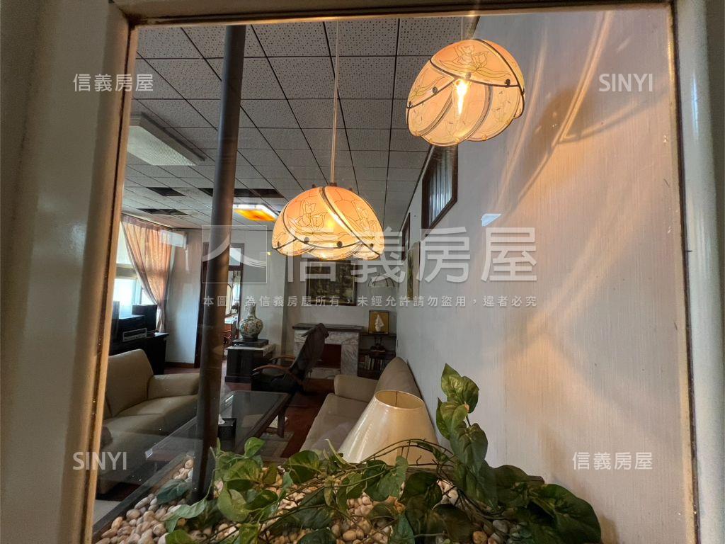 忠義路燙金店面房屋室內格局與周邊環境