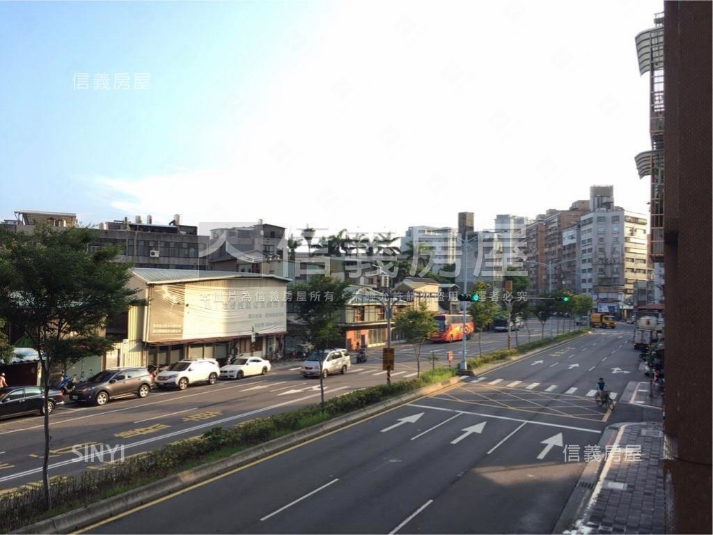 אֵל電梯中華路稀有採光房屋室內格局與周邊環境