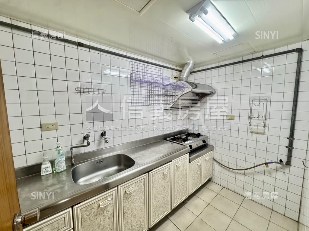 台企後棟萬芳捷運電梯三房房屋室內格局與周邊環境