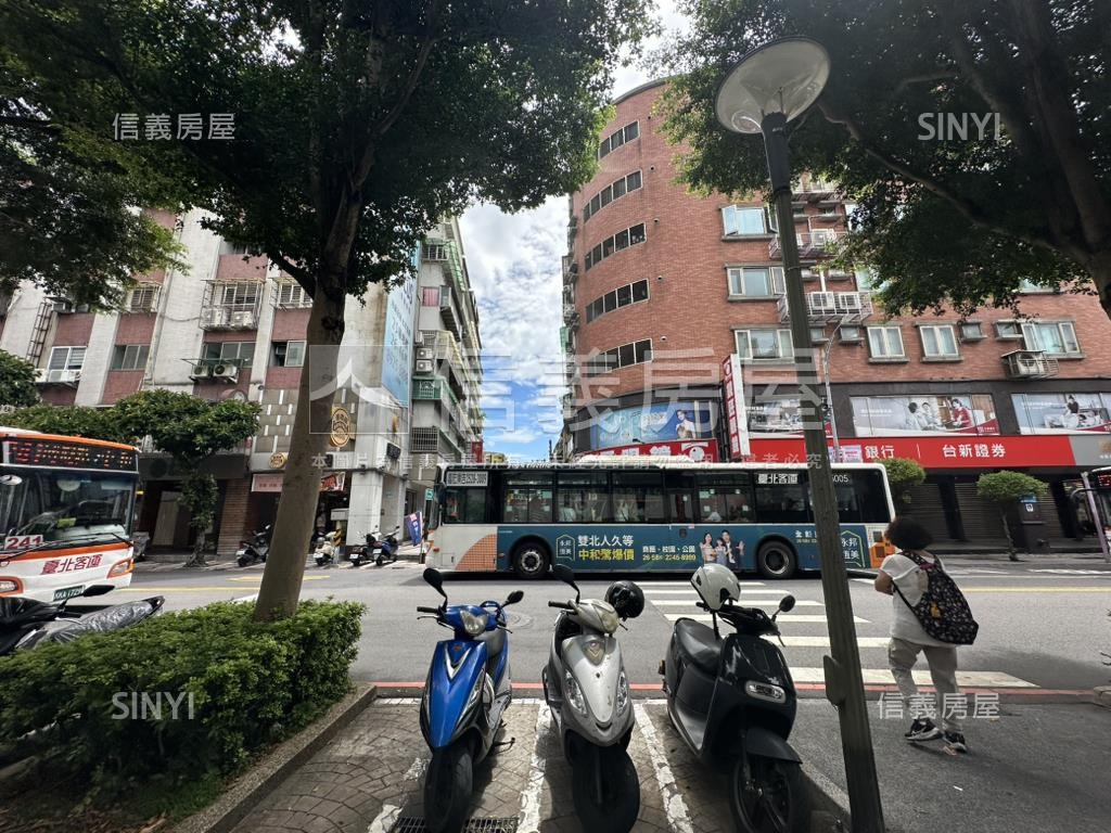 區公所低總邊間二樓大空間房屋室內格局與周邊環境