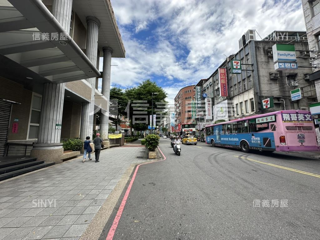 區公所低總邊間二樓大空間房屋室內格局與周邊環境