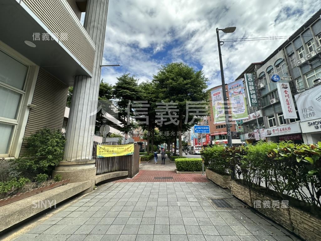 區公所低總邊間二樓大空間房屋室內格局與周邊環境