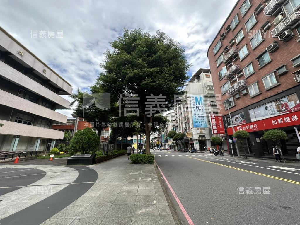 區公所低總邊間二樓大空間房屋室內格局與周邊環境