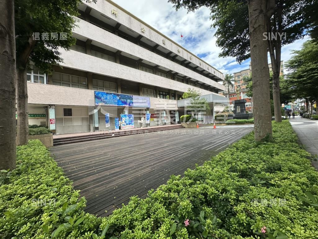 區公所低總邊間二樓大空間房屋室內格局與周邊環境
