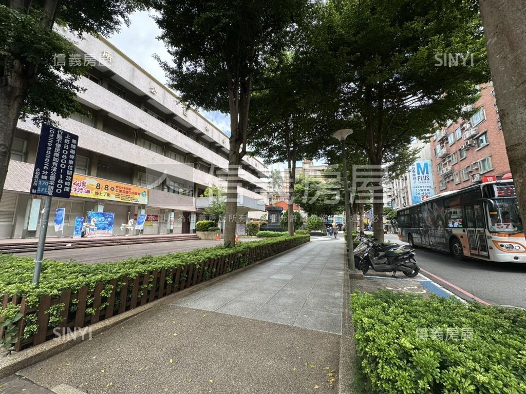 區公所低總邊間二樓大空間房屋室內格局與周邊環境