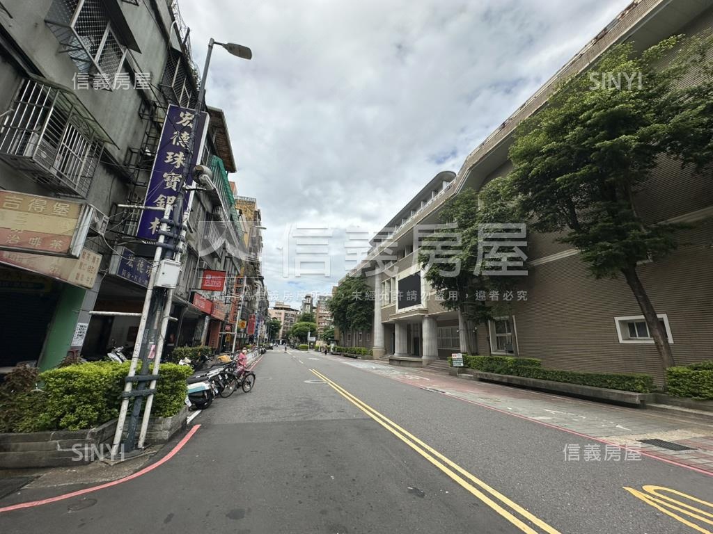 區公所低總邊間二樓大空間房屋室內格局與周邊環境