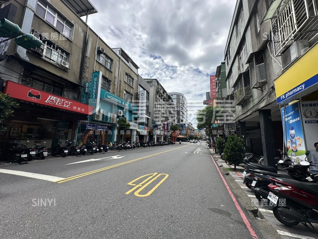 區公所低總邊間二樓大空間房屋室內格局與周邊環境