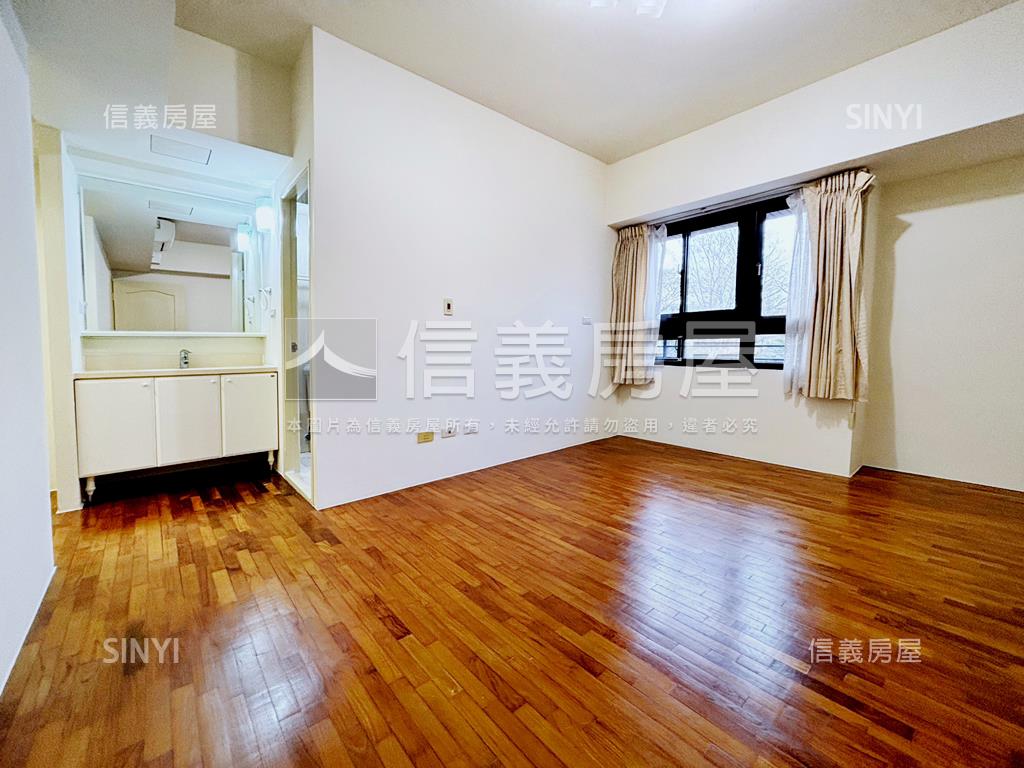 稀有賞自由面公園四房平車房屋室內格局與周邊環境