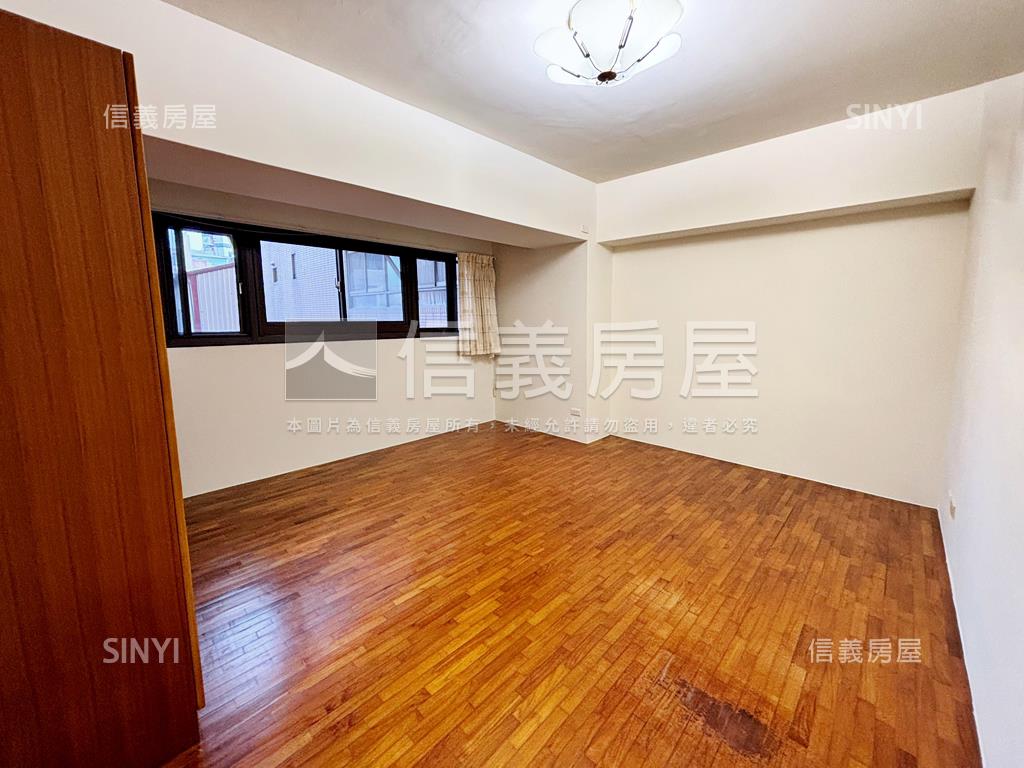 稀有賞自由面公園四房平車房屋室內格局與周邊環境