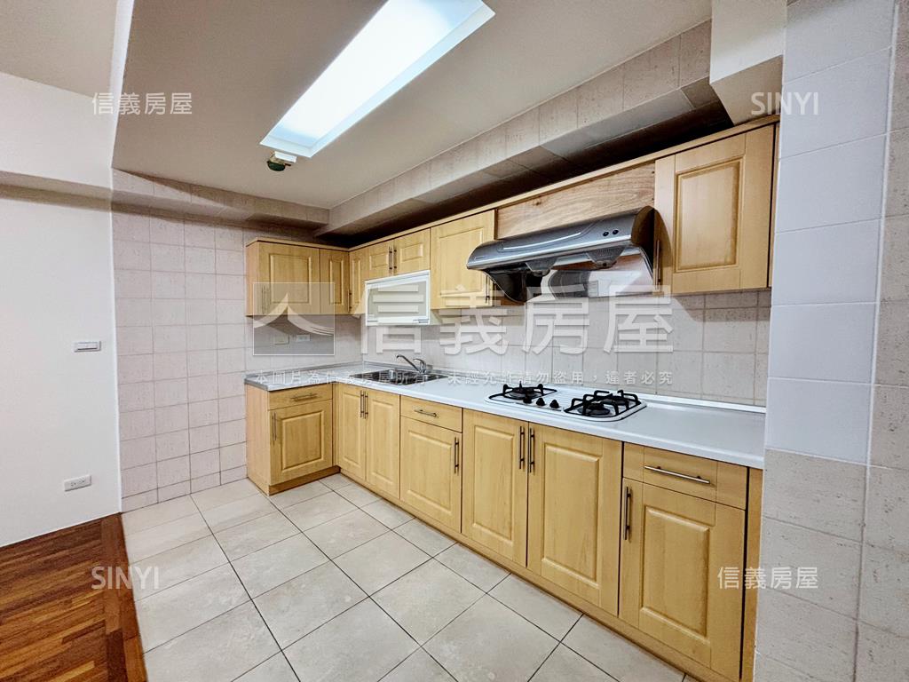 稀有賞自由面公園四房平車房屋室內格局與周邊環境