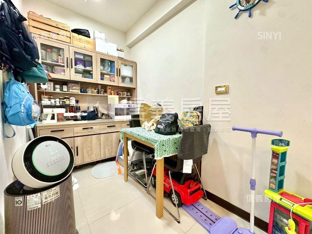 世界之星高樓層２房車位房屋室內格局與周邊環境