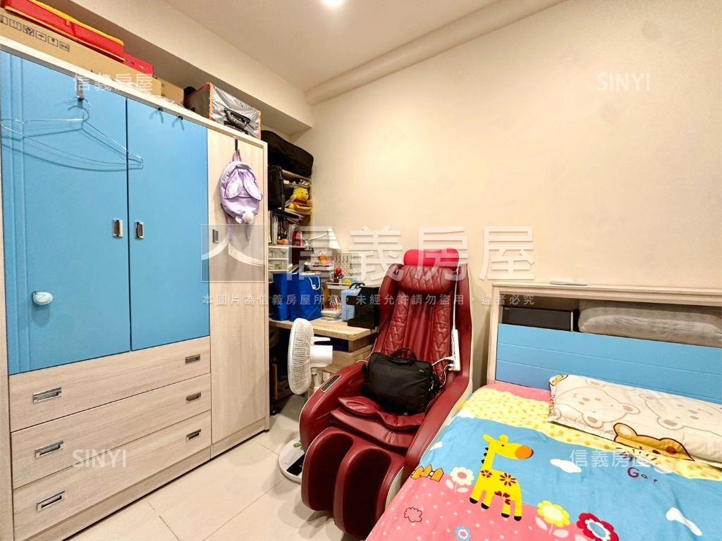 世界之星高樓層２房車位房屋室內格局與周邊環境