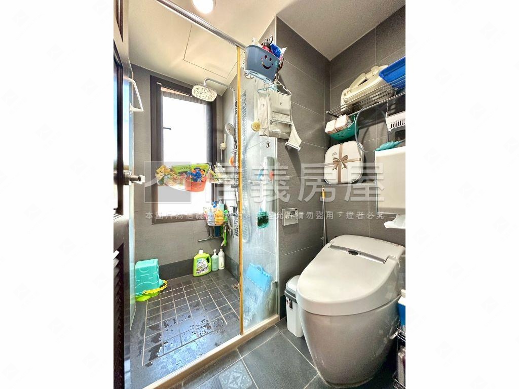 世界之星高樓層２房車位房屋室內格局與周邊環境