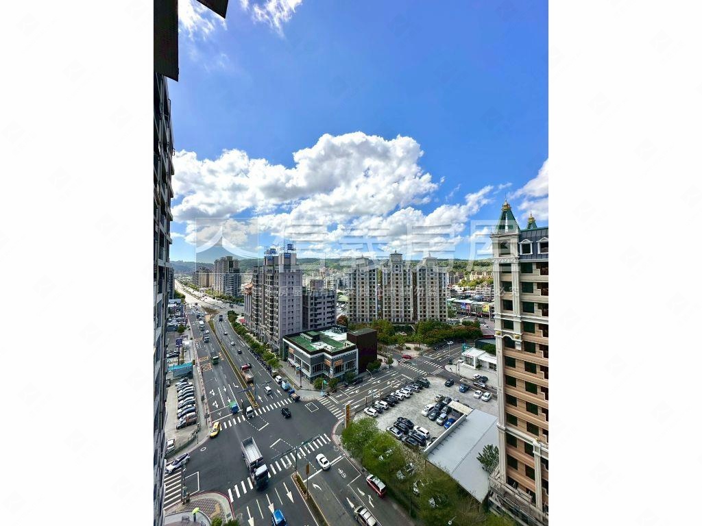 世界之星高樓層２房車位房屋室內格局與周邊環境
