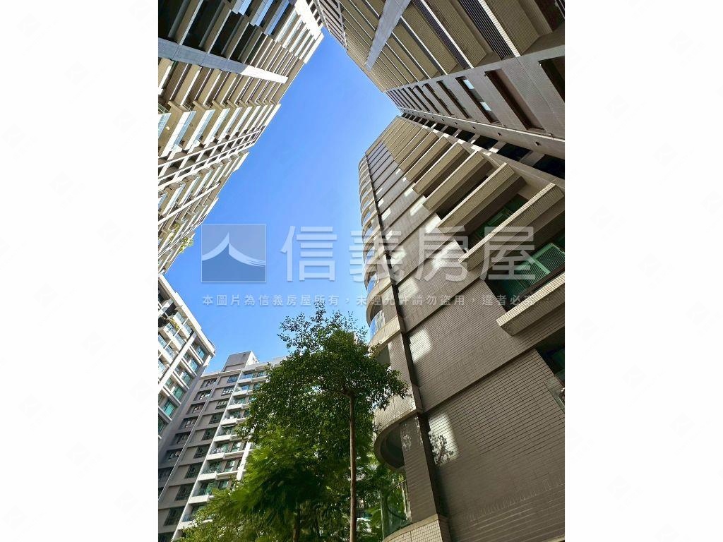 世界之星高樓層２房車位房屋室內格局與周邊環境