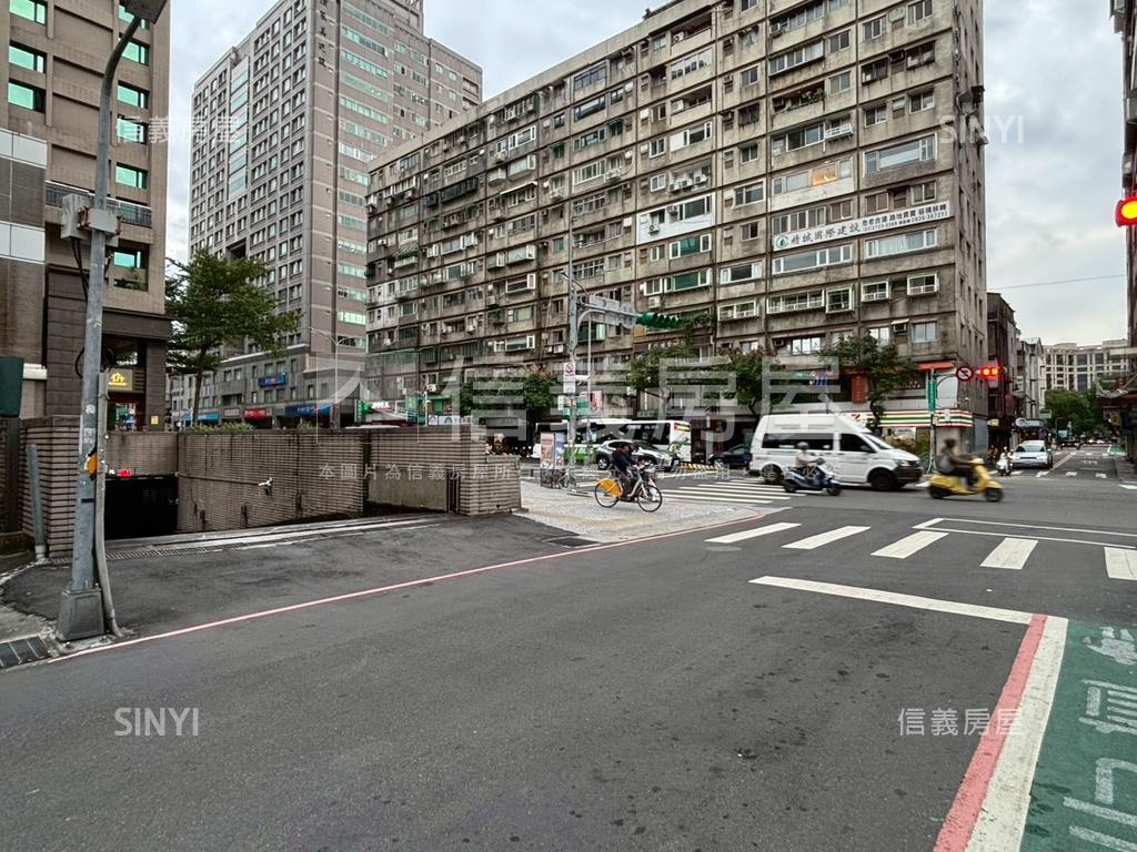 ＥＡＴ時尚館坡平車位房屋室內格局與周邊環境