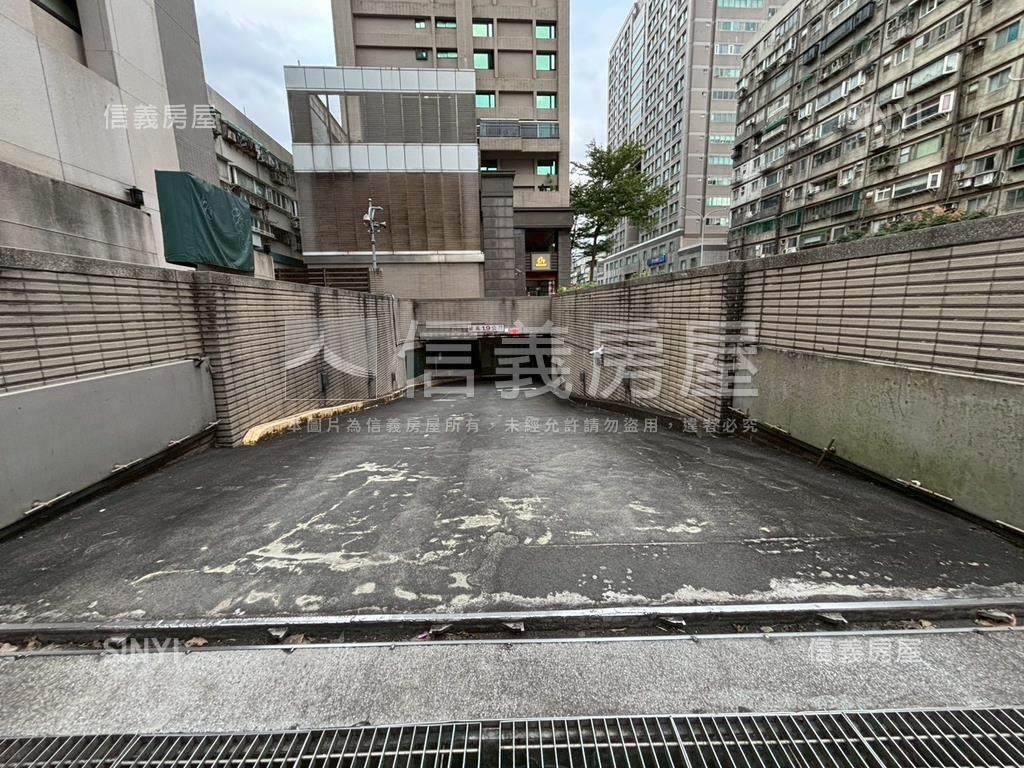 ＥＡＴ時尚館坡平車位房屋室內格局與周邊環境